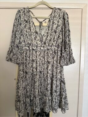 Floral Print V-Neck Tiered Women’s Dress in White and Black